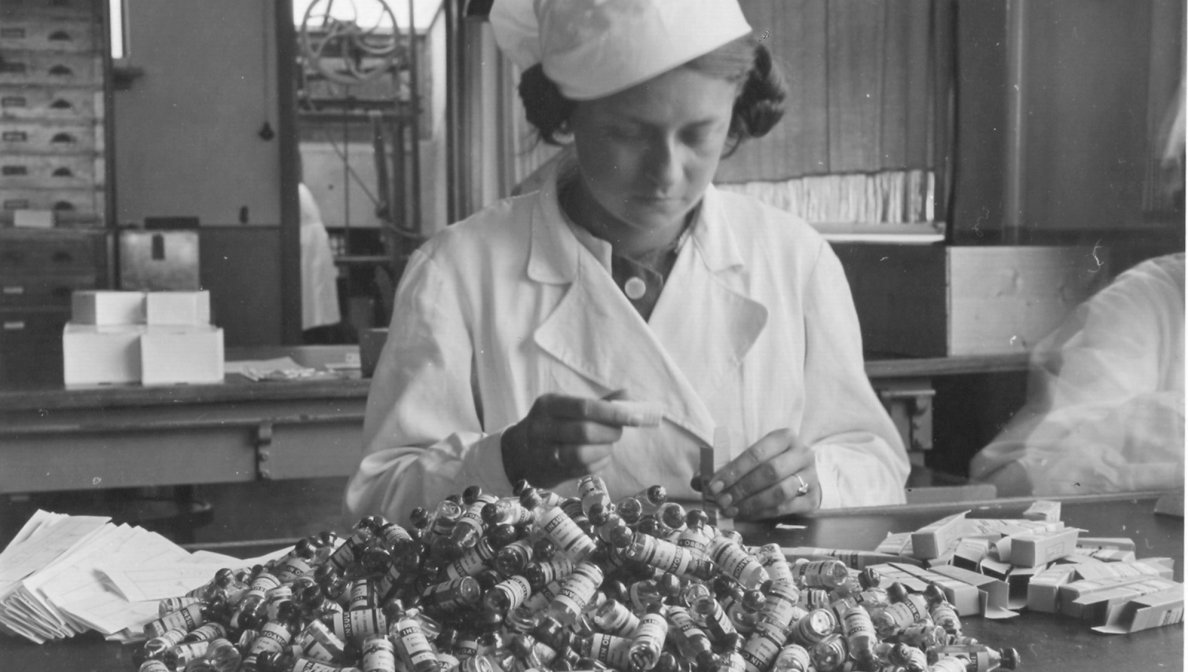 erpakken van insuline - flacon en bijsluiter worden in een doosje verpakt_gebouw RH