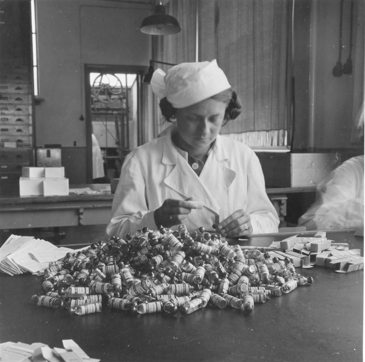 erpakken van insuline - flacon en bijsluiter worden in een doosje verpakt_gebouw RH